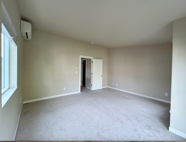 Building Photo - Mount Baker/Columbia City Townhouse