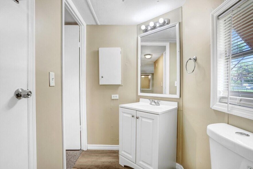 Building Photo - 14610 Coral Dr