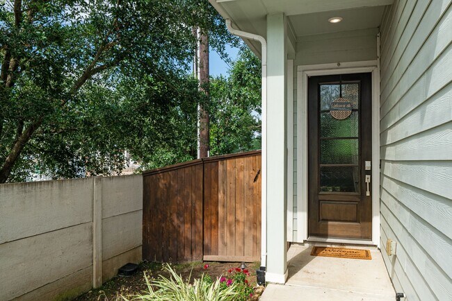 Building Photo - 5003 Lehman Oaks Dr