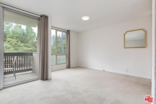 Building Photo - 809 S Bundy Dr