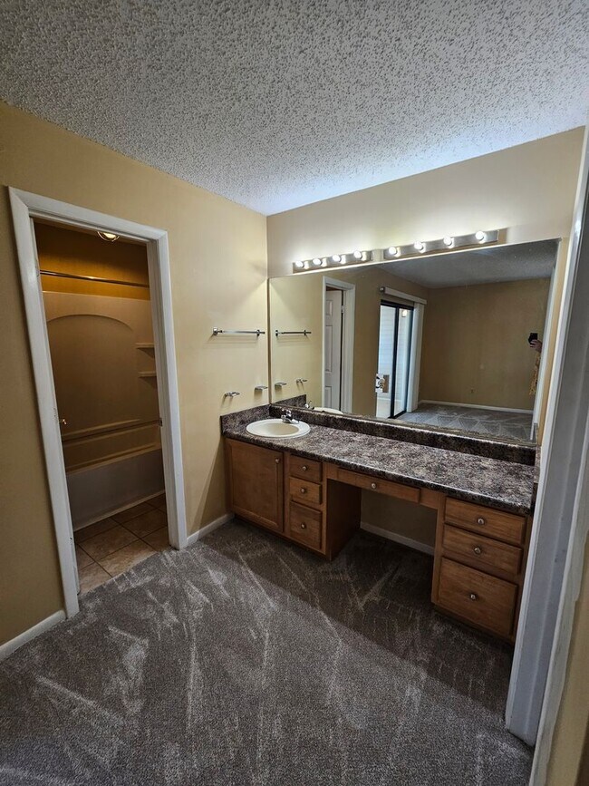 Building Photo - Charming 2-Bed, 2.5-Bath Townhome in the Highly Sought-After Landings at Lake Caroline! *1/2 OFF ...