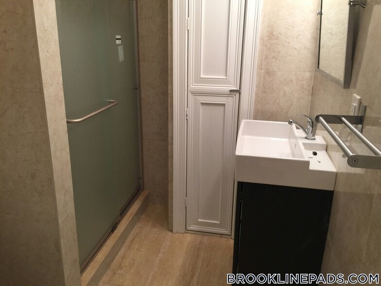 Building Photo - 1203 Beacon St