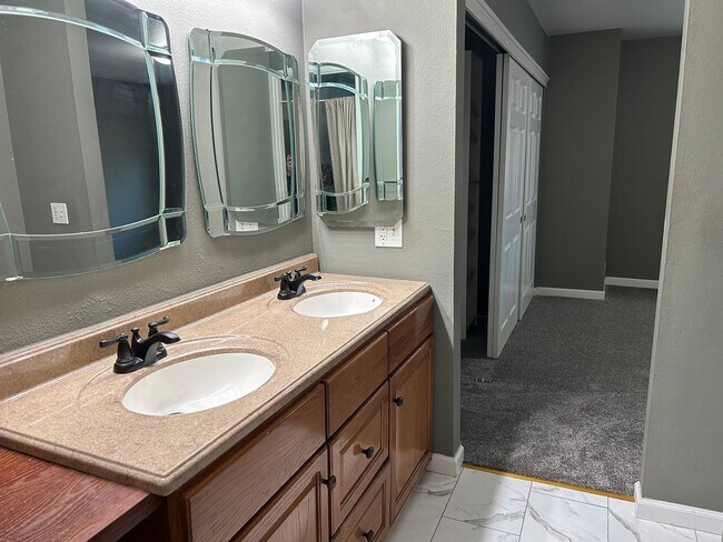 Building Photo - Welcome to your dream home in Hayward