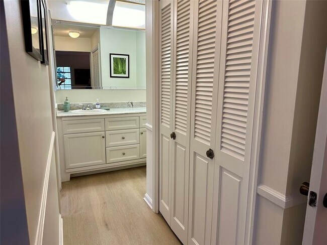 Building Photo - 6449 Bay Club Dr