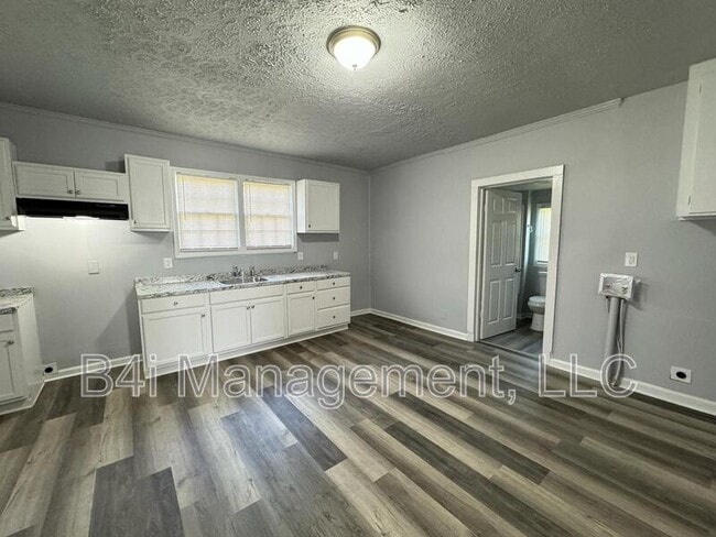 Building Photo - 1310 Forrest Ave