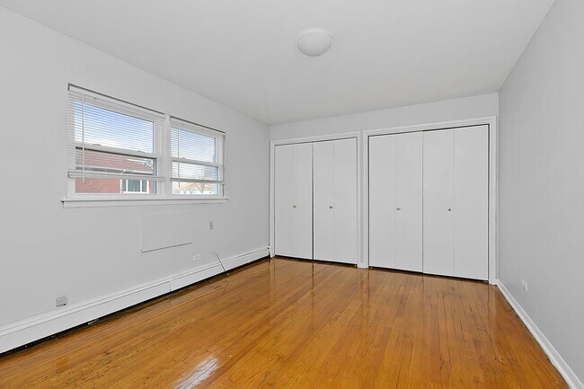 Interior Photo - 7818-7820 S South Shore Dr