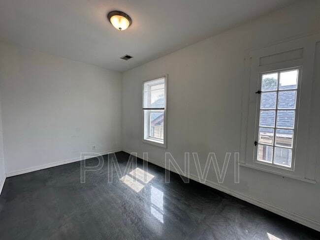 Building Photo - 117 Gostlin St