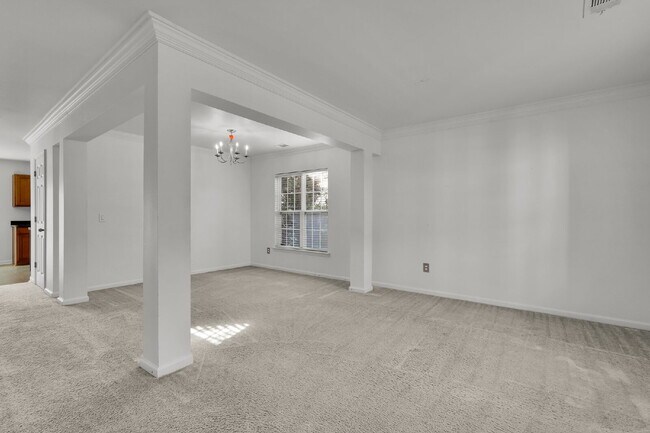 Building Photo - 3 Bedroom 2.5 bath home with 2 car garage located in Shadow Moss