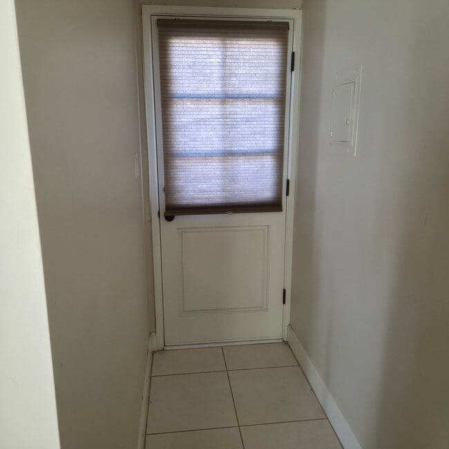 Building Photo - 1121 N Cambridge Ave