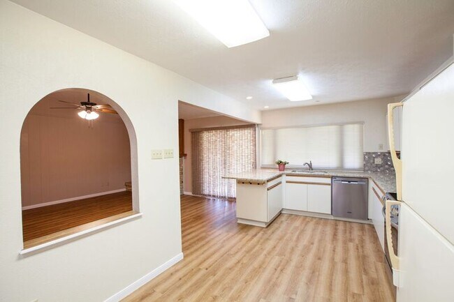 Building Photo - 921 Mossvine Dr