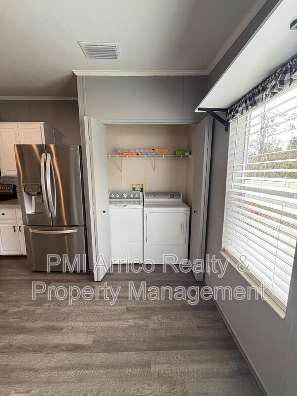 Building Photo - 712 Choo Choo Ln