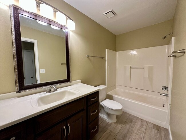 Building Photo - 2 bedroom 1 bath duplex available for rent!