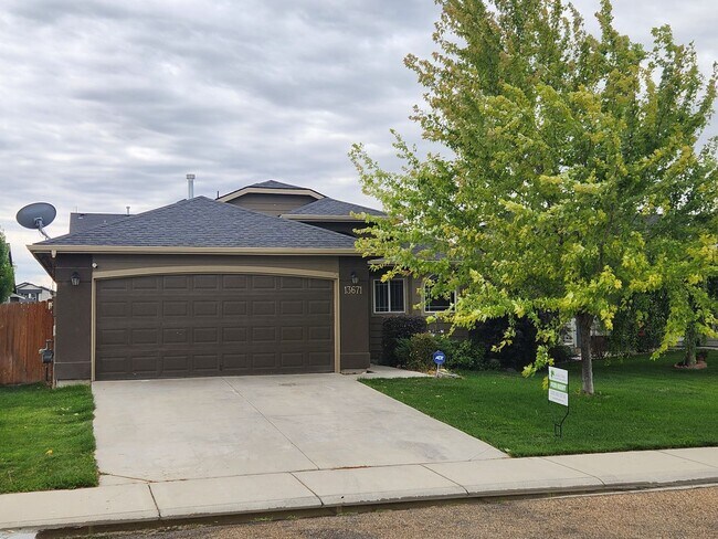Primary Photo - Nice newer 3 bedroom