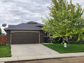 Building Photo - Nice newer 3 bedroom