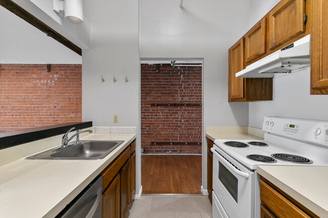 Building Photo - 196 Crown St