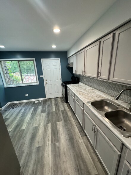 Building Photo - 8212 S Dobson Ave