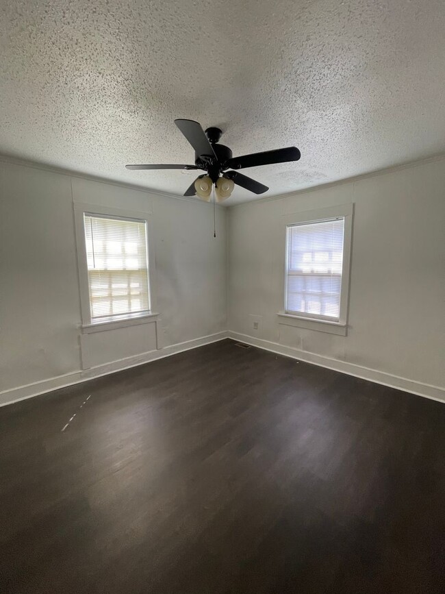 Building Photo - 2 Bed, 1 Bath house in Columbia!