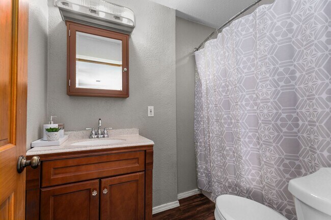 Building Photo - 1412 N Durkee St