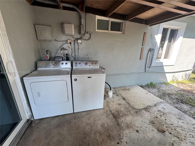 Building Photo - 816 Beech Rd