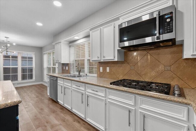 Building Photo - 2105 Murfield Dr