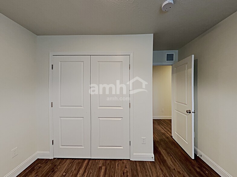 Building Photo - 2440 E Surry Way