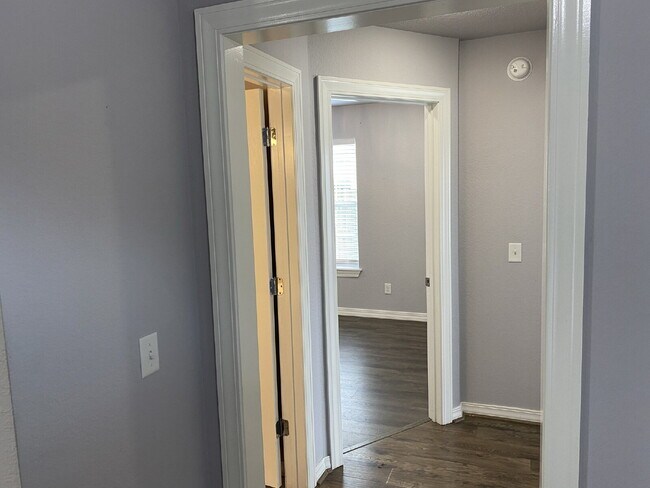 Building Photo - 572 Branchwood Ave