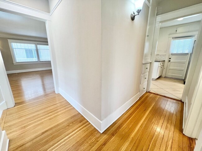 Building Photo - Sun-Drenched Top Floor 3BD in the Heart of Belmont Heights | Garage Included