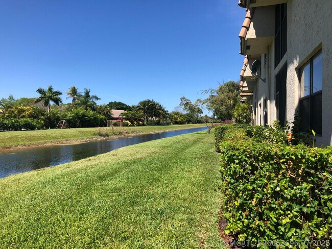 Building Photo - 10714 Royal Palm Blvd