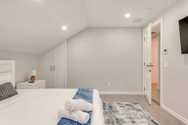 Building Photo - 2135 Rosemont Dr