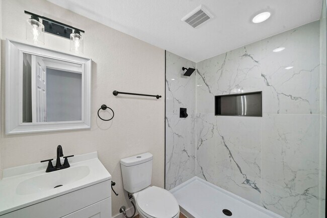 Building Photo - Remodeled 2BD, 1BA Apartment in Berkley with Off-Street Parking Spot