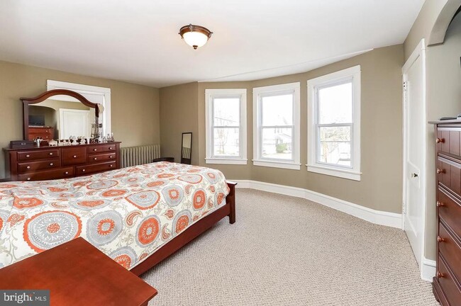 Building Photo - 128 Oak St