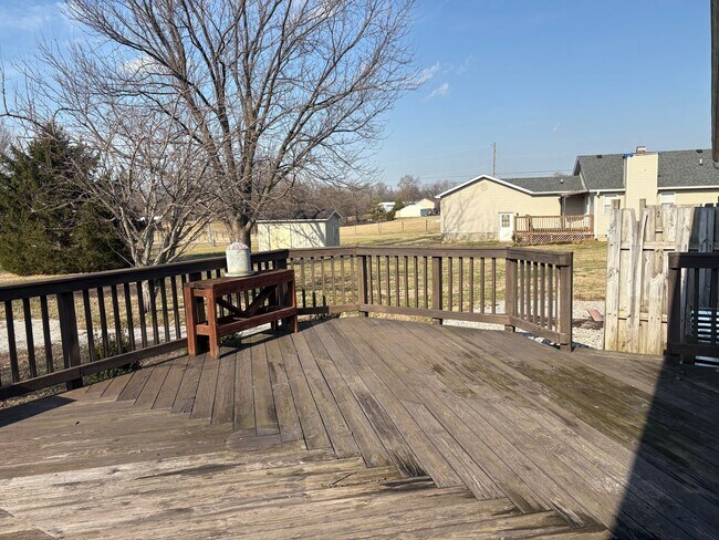 Building Photo - 4 bedroom 2 bath