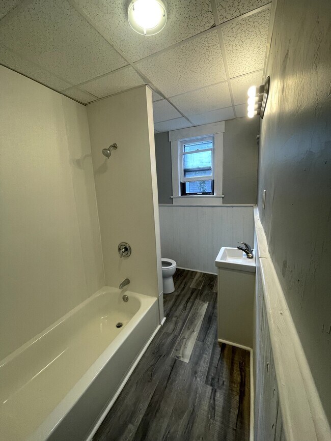 Building Photo - 419 W Howard