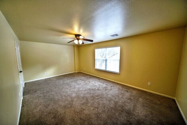 Building Photo - Beautiful Rental now available in Thistle Creek (Schertz) - 5 Bedrooms! Realtor Commission: $750