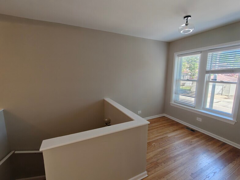 Building Photo - 4946 N Ridgeway Ave