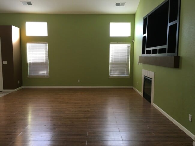 Building Photo - Charming home in established neighborhood with 4 bedrooms and 3 baths.