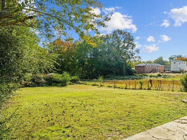Building Photo - Available Early August! - Charming 2-Bedro...
