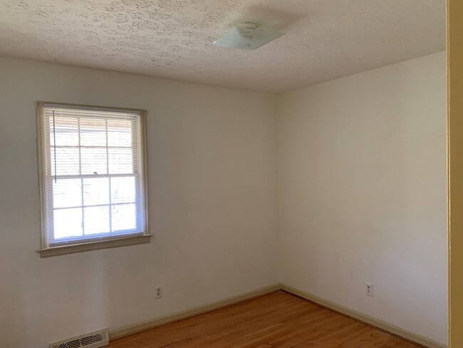 Building Photo - 3 Bedroom House off Timberlake Road