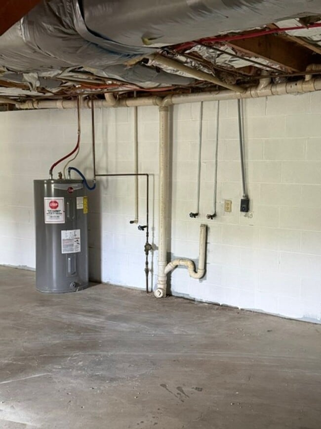 Building Photo - Lenoir City 37771 - 3 bedroom, 2 bath home - Contact Tara Hayes (865) 242-8010