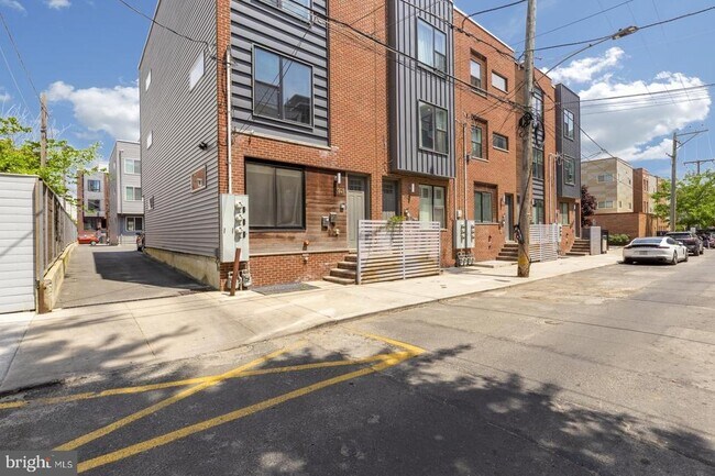 Building Photo - 1909 E Hagert St