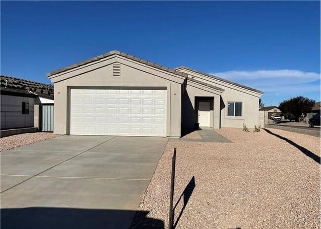 Building Photo - Move in ready!  Call for a showing. (928) ...