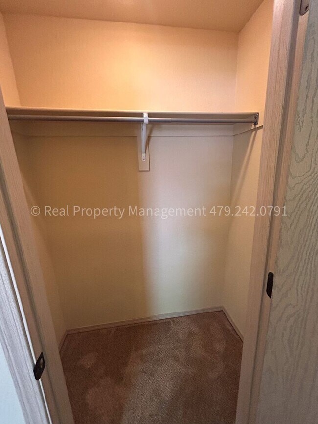 Building Photo - MOVE IN SPECIAL! HALF OFF MOVE IN RENT! Re...