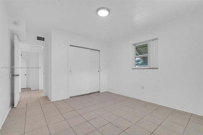 Building Photo - 2435 Plunkett St