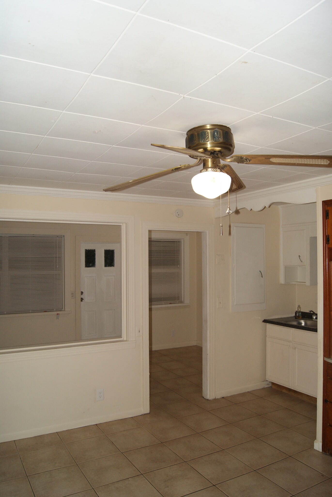 Entry area with wetbar - 1941 Pierce St