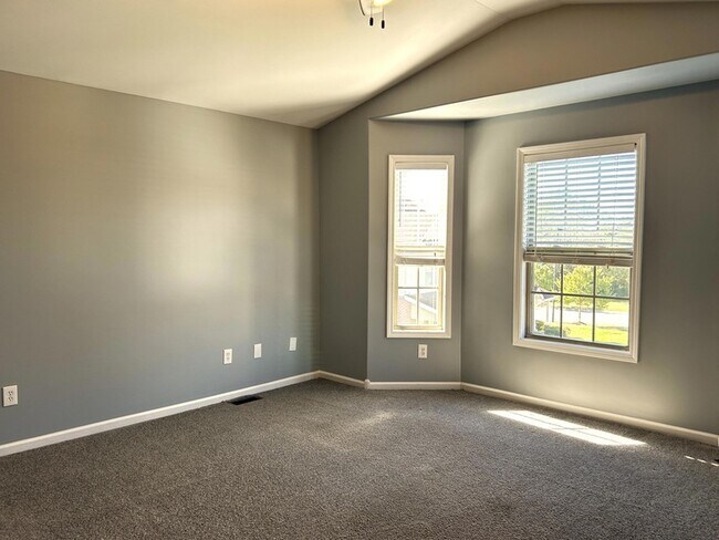 Building Photo - 213 New River Ct