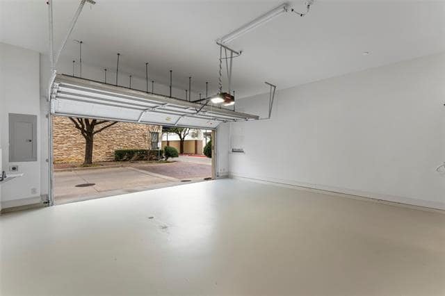 Building Photo - 7245 Parkwood Blvd