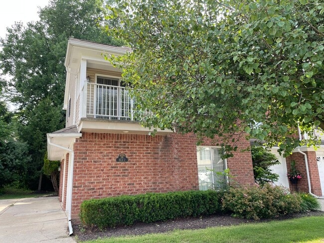 Building Photo - Shelby Twp 2-Bedroom,2-Bath, attached garage with balcony. Updated Kitchen!