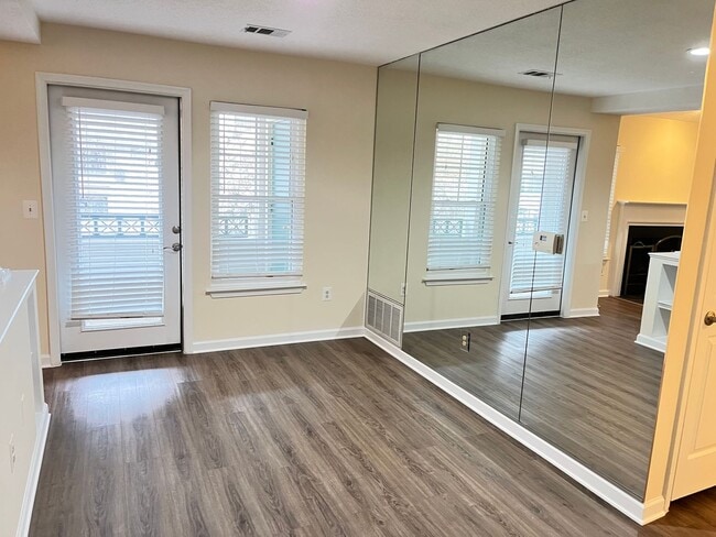 Building Photo - Beautiful 2 bed/2 bath condo in Reston...walk to RESTON TOWN CENTER!!