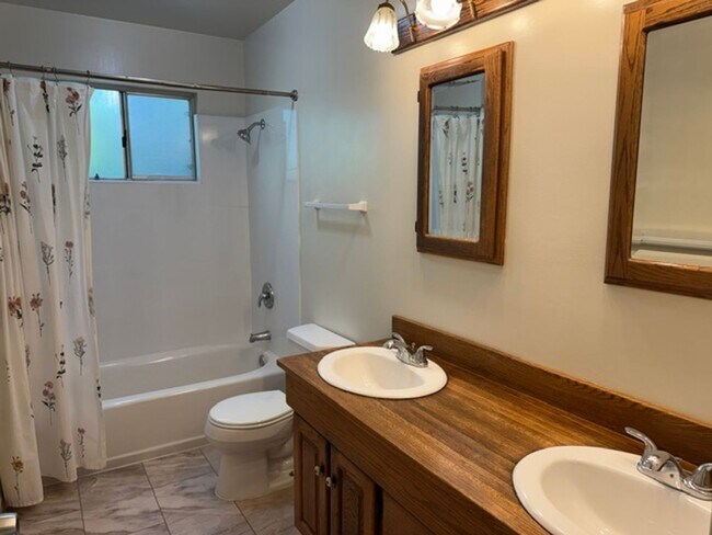 Building Photo - Single level home in Woodlands neighborhood-Walnut Creek