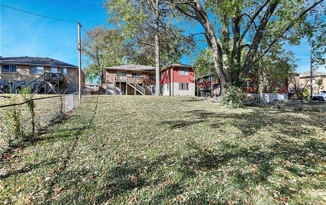 Large Backyard - 3405 S Oxford Ave